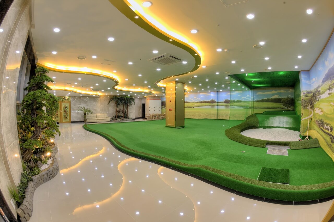 Indoor putting green
